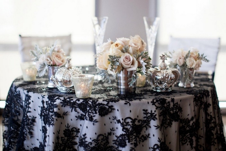 décoration florale table hivernale-chic-fleurs-pastel-nappe-dentelle