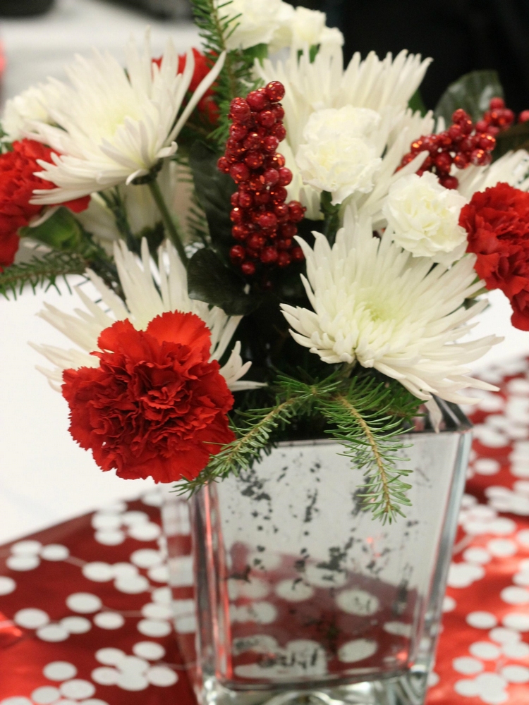 décoration florale table noel festive-chrysantèmes-oeillets-baies-rouges