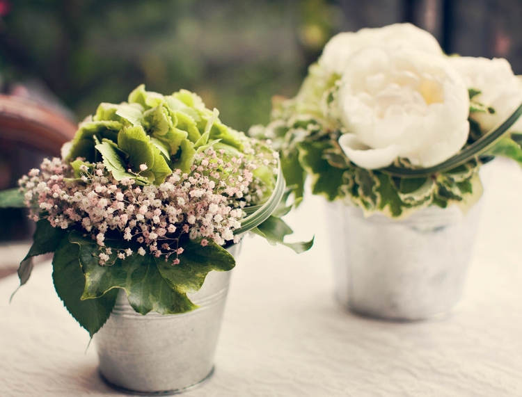 décoration florale table vintage-fleurs-tendres-seau-métalliques