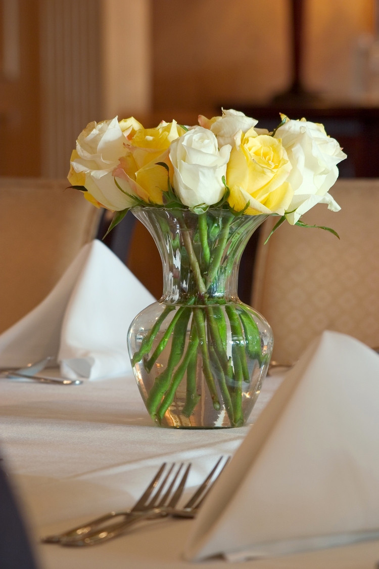 décoration-florale-table-élégante-roses-blanches-jaune-pastel