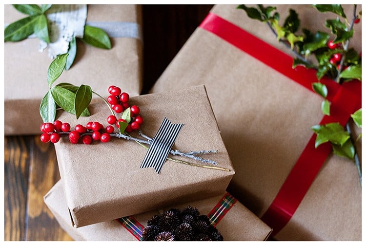emballage-cadeau-noel-original-décoré-baies-rouges-papier-brun