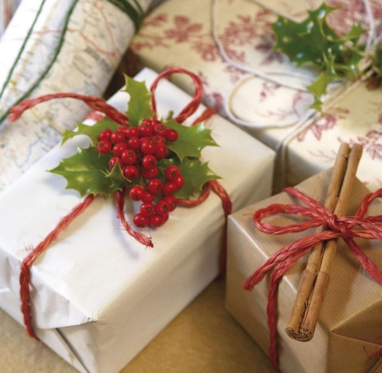 emballage-cadeau-noel-original-papier-blanc-brun-houx-baies-rouges