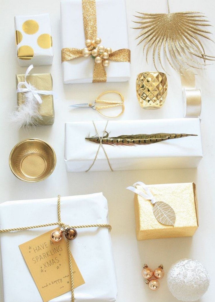 emballage-cadeau-noel-original-papier-blanc-doré-plumes-boules-assorties
