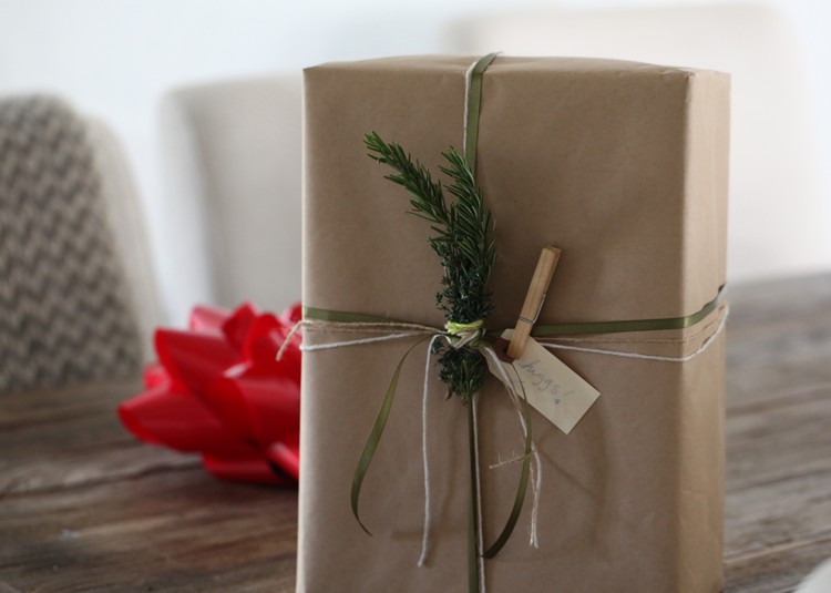 emballage-cadeau-noel-original-papier-brun-brin-romarin-pince-linge-bois