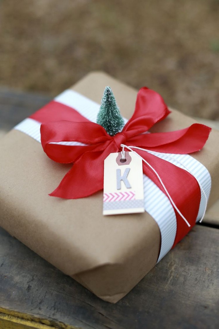 emballage-cadeau-noel-original-papier-brun-noeud-rouge-sapin-étiquette