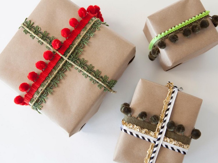 emballage-cadeau-noel-original-papier-emballage-brun-pompons