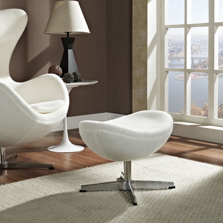 fauteuil-Oeuf-Arne-Jacobsen-laine-blanche-repose-pieds-tissu-assorti
