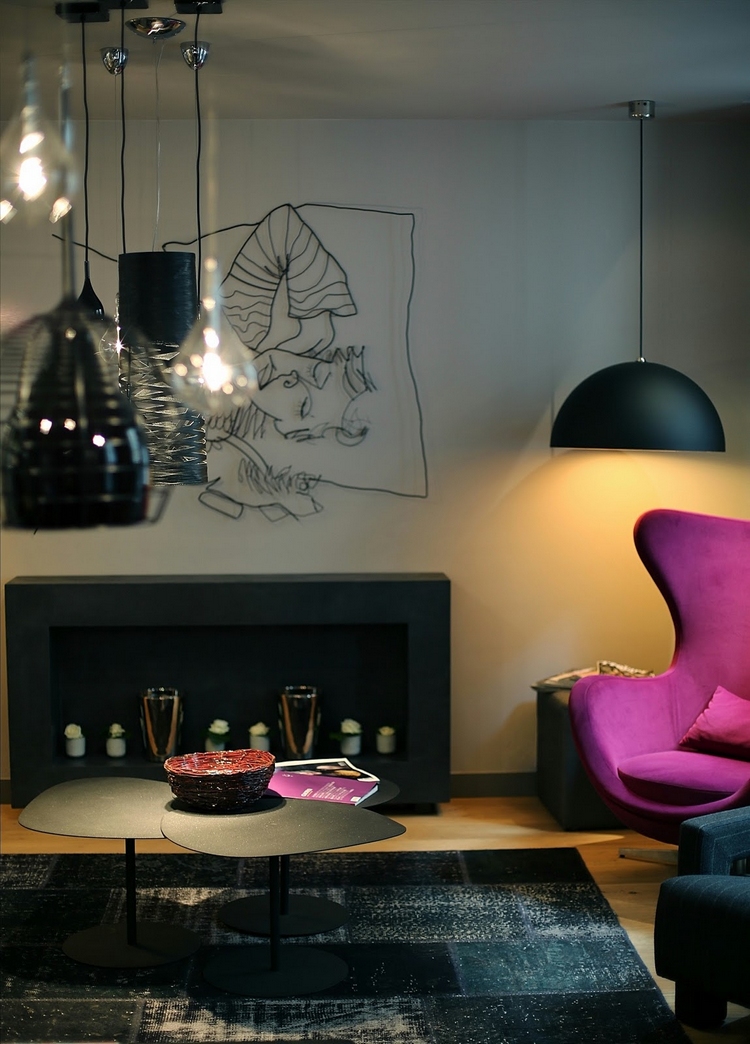 fauteuil-Oeuf-Jacobsen-fuchsia-salon-noir-blanc-tapis-aspect-usé-luminaires