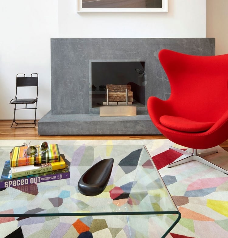 fauteuil Oeuf Jacobsen-rouge-saturé-populaire-tapis-accents-géométriques