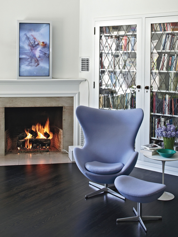 fauteuil-Oeuf-design-Arne-Jacobsen-repose-pieds-assorti-couleur-lavande