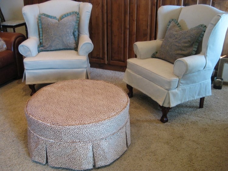 fauteuil-bergère-recouvert-tissu-blanc-table-basse-assortie-tapis-beige