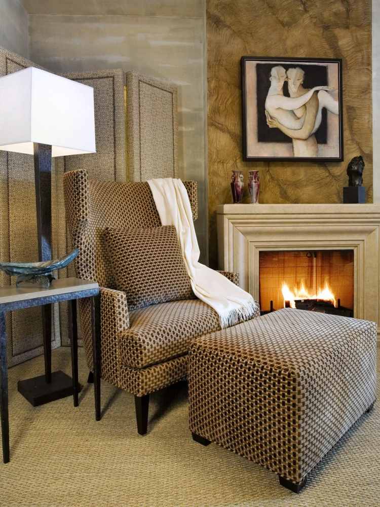 fauteuil-bergère-tapissé-marron-beige-cheminée-classique