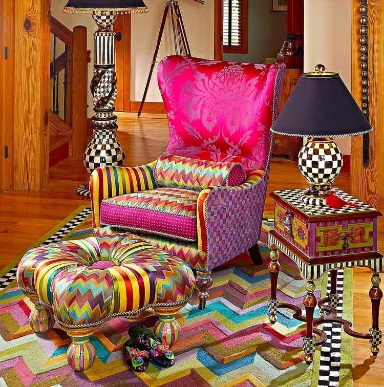 fauteuil-bergère-tapissé-tissu-multicolore-repose-pieds-assorti-tapis-assorti