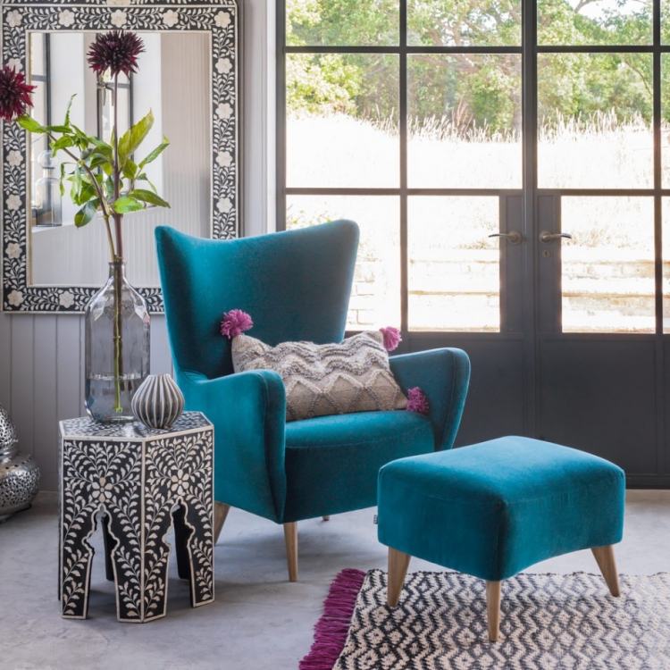 fauteuil-bergère-velours-bleu-table-appoint-motifs-ornementaux-tapis-assorti