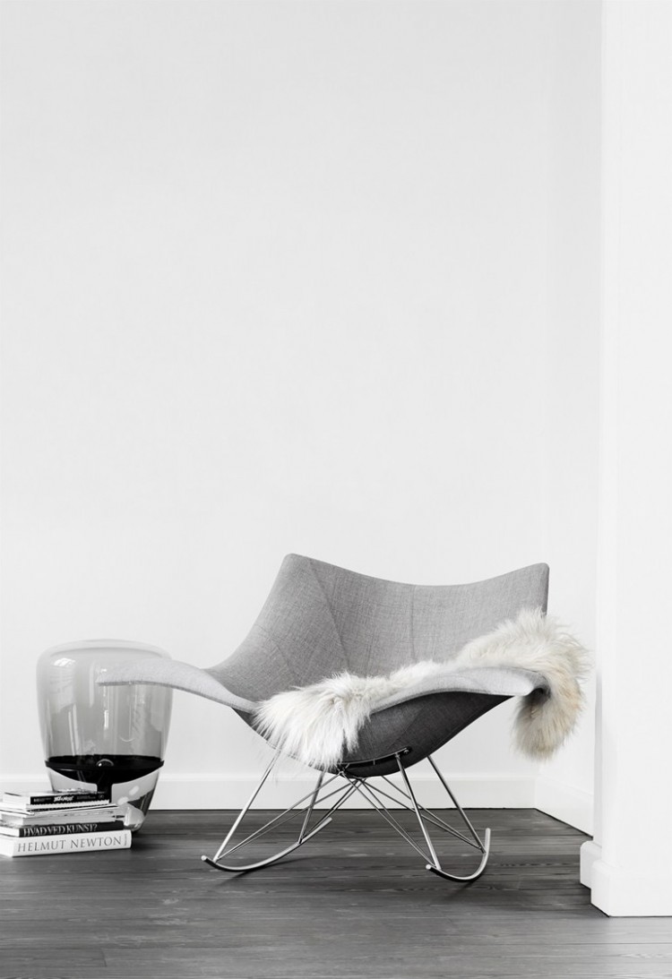 fauteuil design scandinave - bascule-pietement-metal-tapisserie-grise-FREDERICIA-FURNITURE-STINGRAY