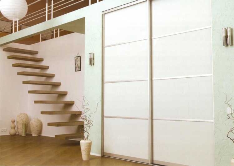 idée-dressing-intégré-escalier-portes-blanc-escalier-rampes-parquet