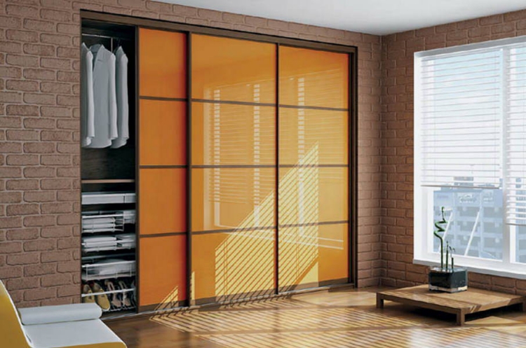 idée dressing intégré-portes-coulissantes-orange-laqué-briques