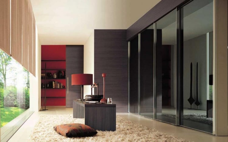 idée-dressing-intégré-portes-noir-laqué-table-bois-tapis