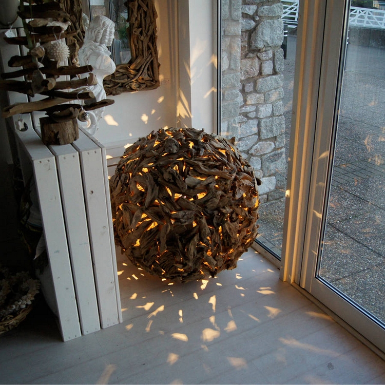 lampe bois flotté poser-sol-forme-sphère-Karren-Miller