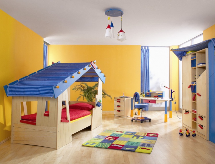 lit-cabane-enfant-bois-bleu-peinture-jaune-sol-parquet-massif