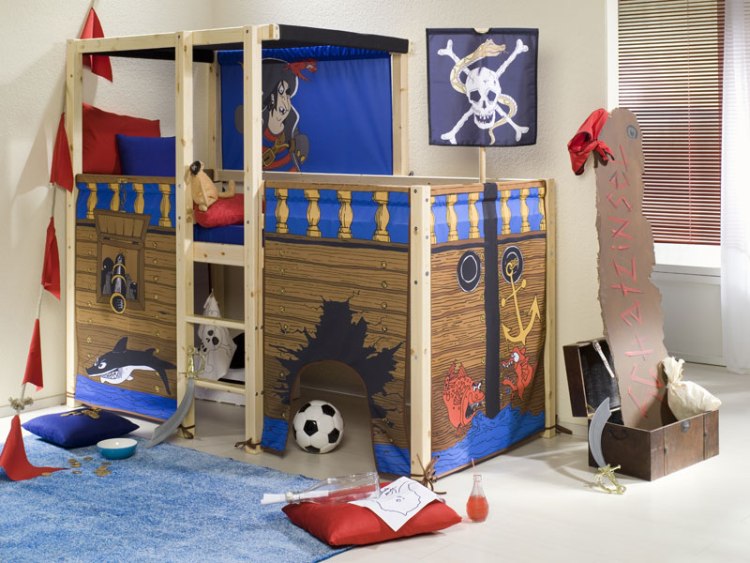 lit-cabane-enfant-esprit-pirate-décoré-drapeau-bleu-sol-parquet