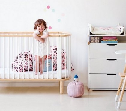 lit à barreaux bébé-blanc-bois-clair-meuble-tiroirs