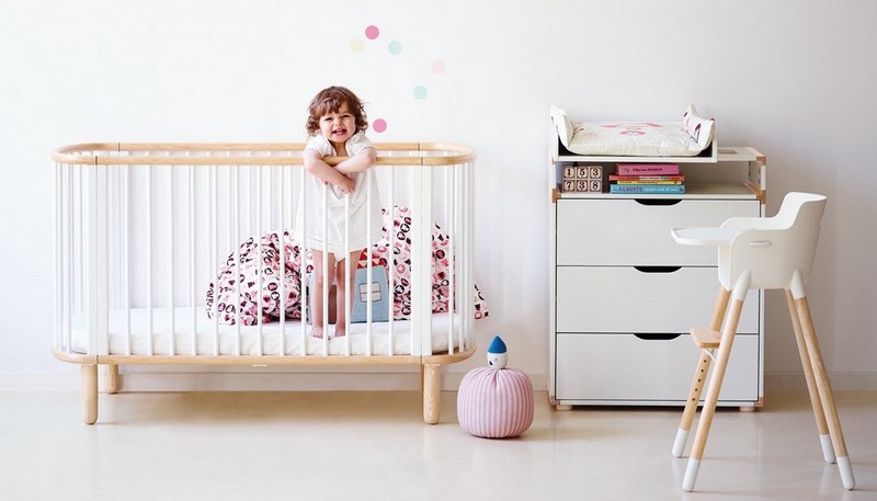 lit à barreaux bébé-blanc-bois-clair-meuble-tiroirs