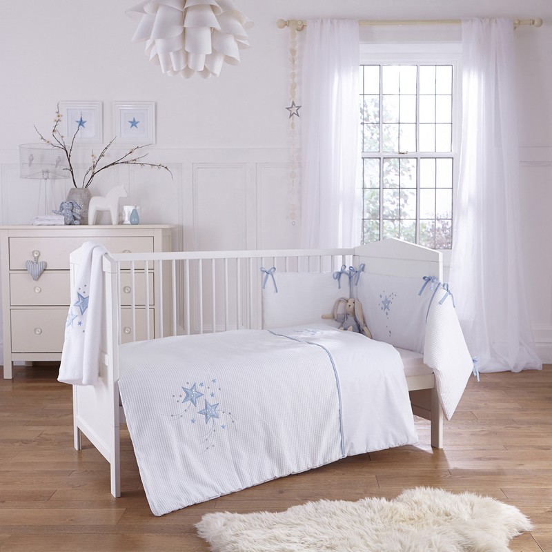 lit à barreaux bébé-blanc-cote-coulissant-literie-coton-motif-etoiles-bleu-clair