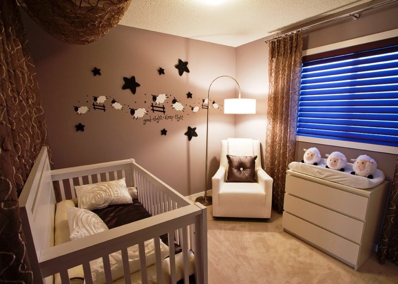 lit à barreaux bébé--blanc-literie-blanc-marron-commode-blanche-deco-murale-brebis