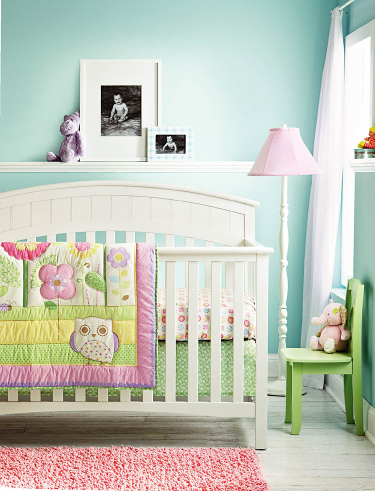 lit à barreaux bébé-blanc-literie-vert-motif-hibou-peinture-murale-bleu-clair