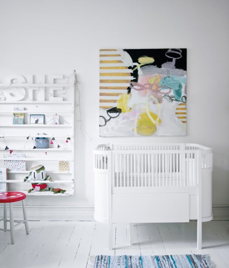 lit à barreaux bébé-blanc-moderne-cote-coulissant-etageres-blanches