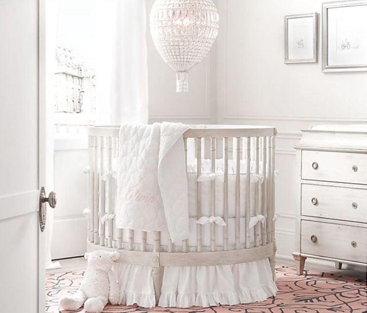 lit à barreaux bébé-bois-blanchi-design-ovale-lustre-cristal