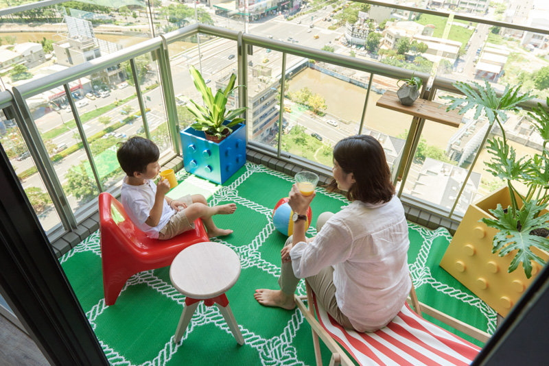 maison-lego-balcon-tapis-vert-jardinières-pièces-lego-transat