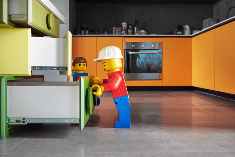 maison-lego-cuisine-armoires-orange-tiroirs-pièces-lego