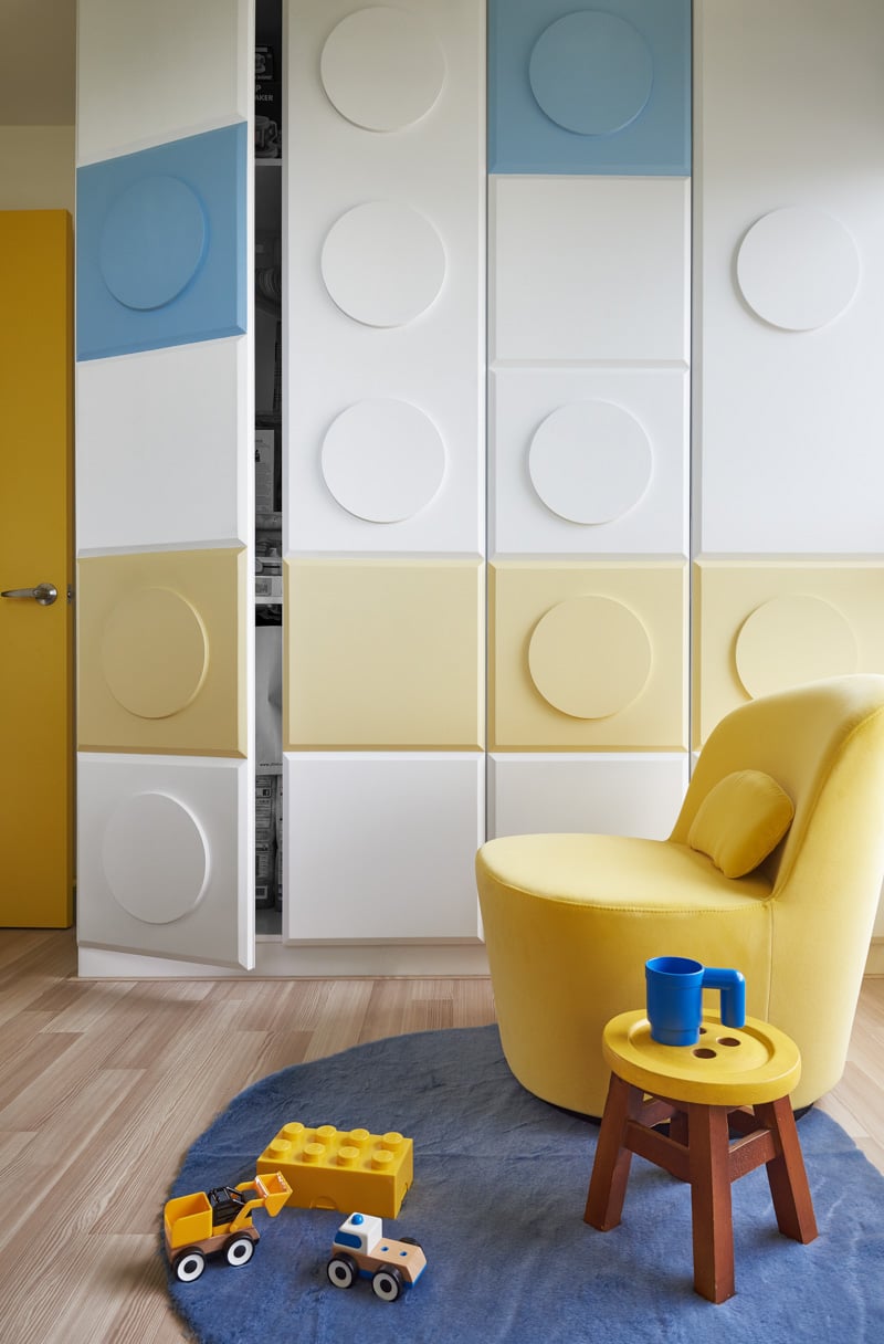 maison-lego-originale-chambre-bébé-armoire-lego-fauteuil-jaune