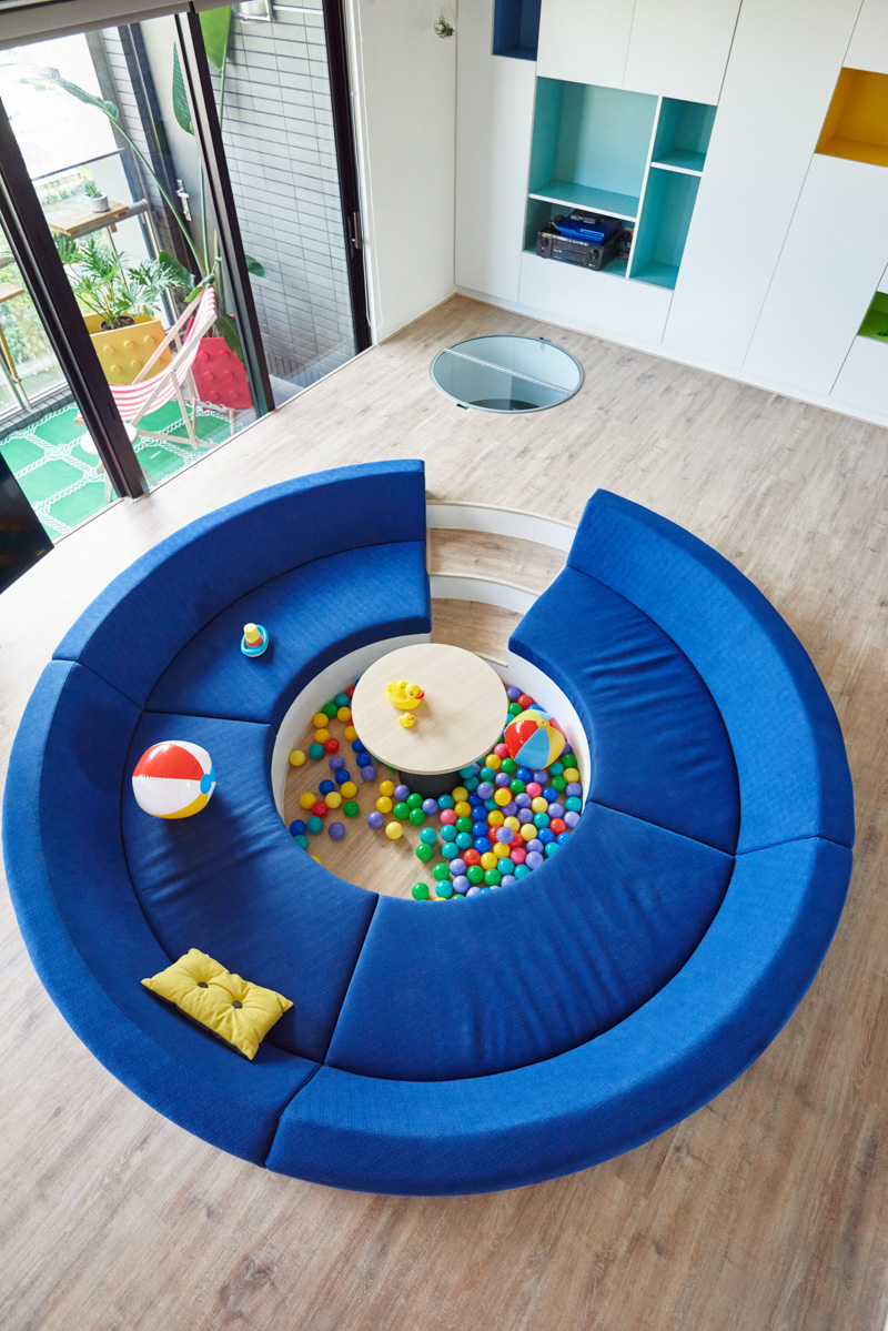 maison-lego-salon-canapé-circulaire-piscine-boules-rangement