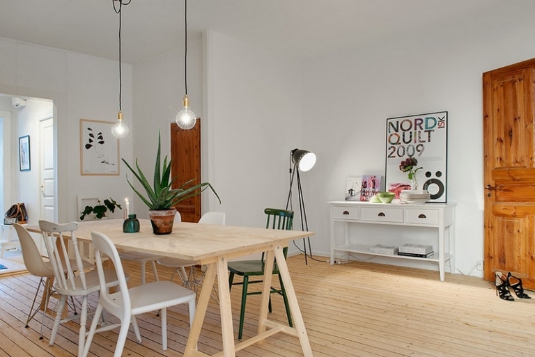 meuble-scandinave-vintage-chaises-salle-manger-dépareillées-suspension-ampoule