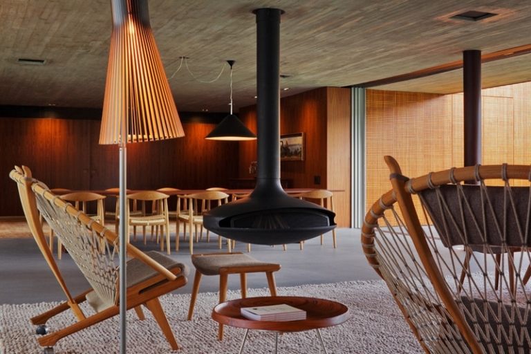meuble-scandinave-vintage-cheminée-centrale-suspendue-lampadaire