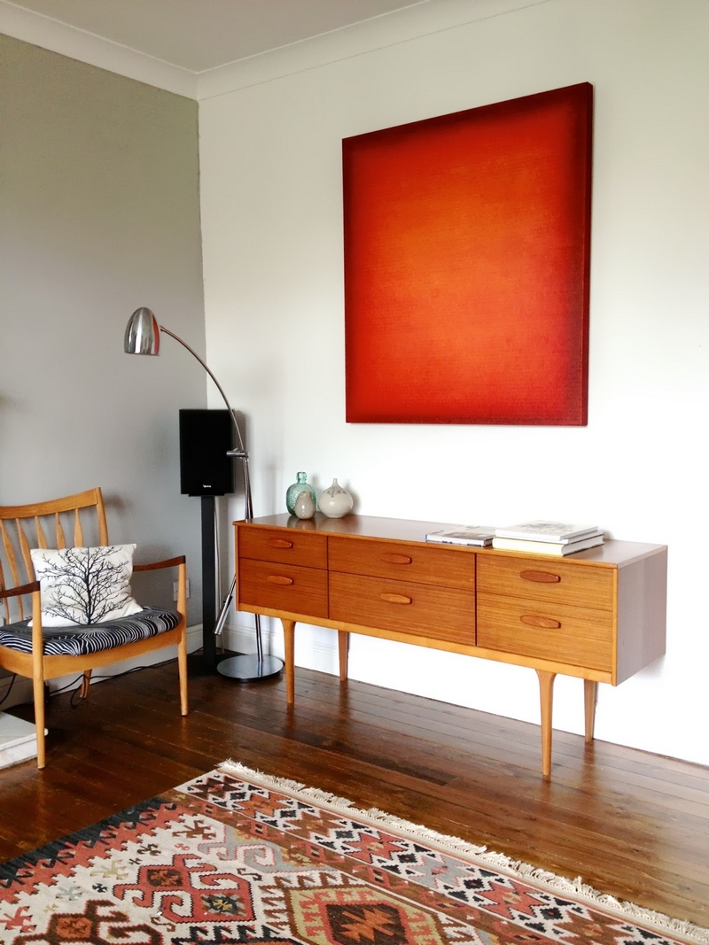 meuble scandinave vintage commode-fauteuil-tapis-motifs-tableau-rouge