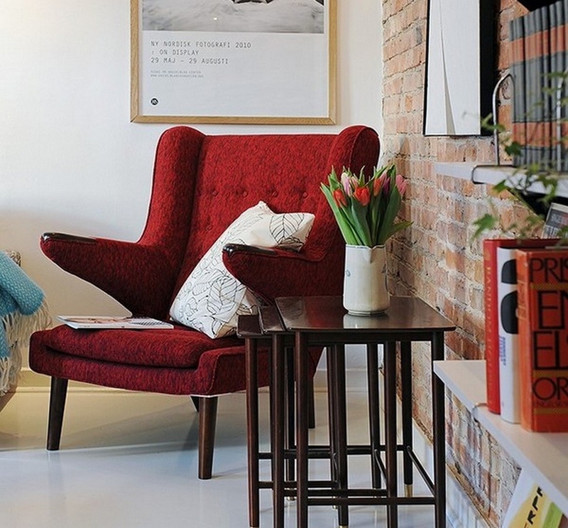 meuble scandinave vintage fauteuil-acajou-tissu-rouge-table-gigogne