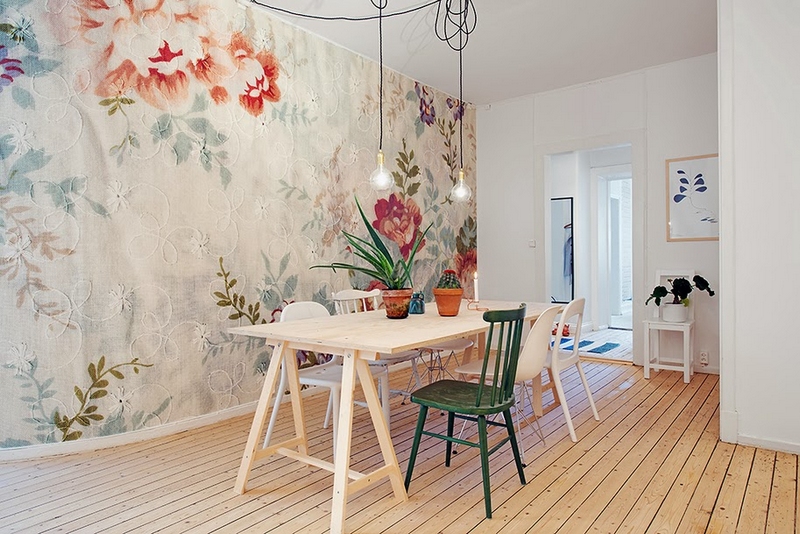 meuble-scandinave-vintage-salle-manger-mur-fleuri-chaises-dépareillées
