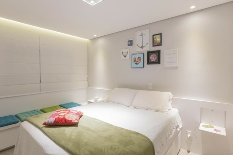 meuble-tv-blanc-chambre-coucher-adulte-assortie-déco-murale-sobre
