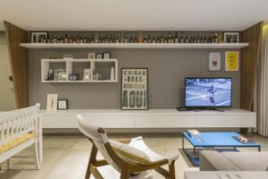 meuble-tv blanc montage-mural-long-étroit-espace-rangement-cubes-tablette