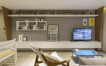 meuble-tv blanc montage-mural-long-étroit-espace-rangement-cubes-tablette