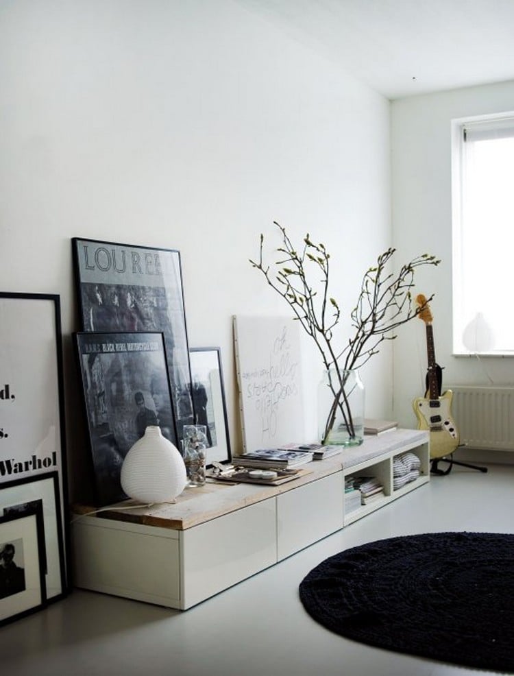meuble tv scandinave -bas-bois-blanc-deco-tableaux-noirs-branches