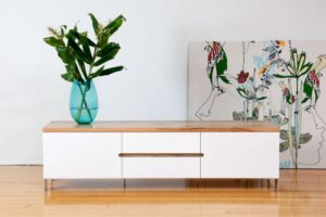 meuble tv scandinave -blanc-plateau-bois-poignees-integrees