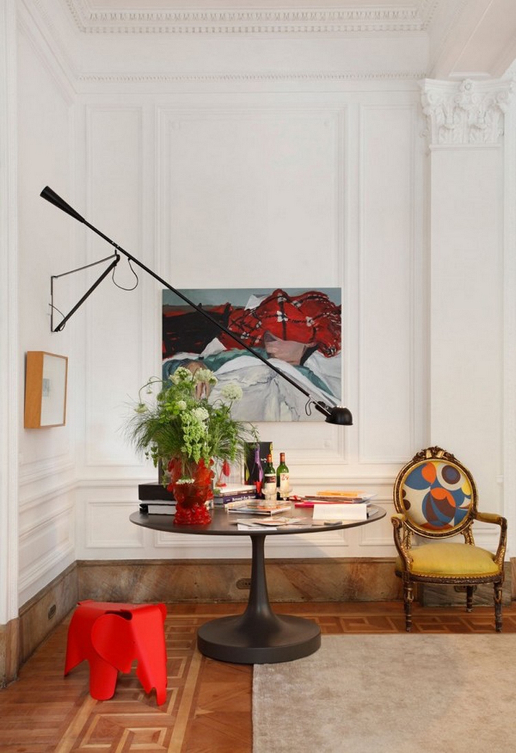 meubles-art-déco-salon-moulures-murales-lampe-chaises-gisele-taranto
