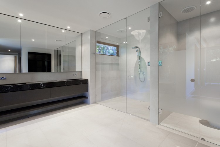 panneau-décoratif-mural-verre-blanc-semi-transparent-salle-bains