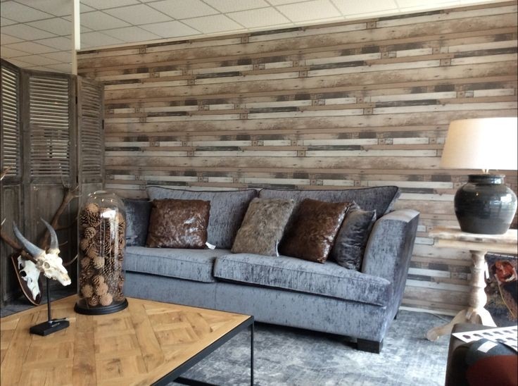 papier peint imitation bois -lambris-bois-salon-canape-gris