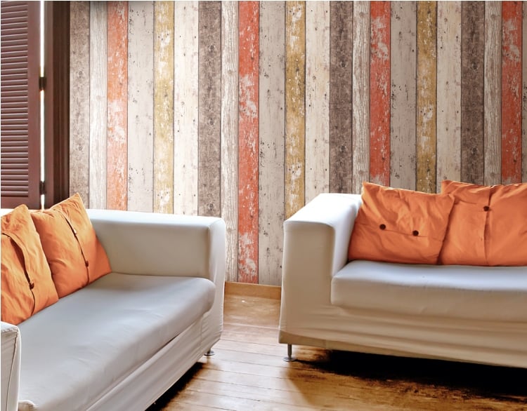 papier-peint-imitation-bois-rayures-canapé-droit-coussins-orange